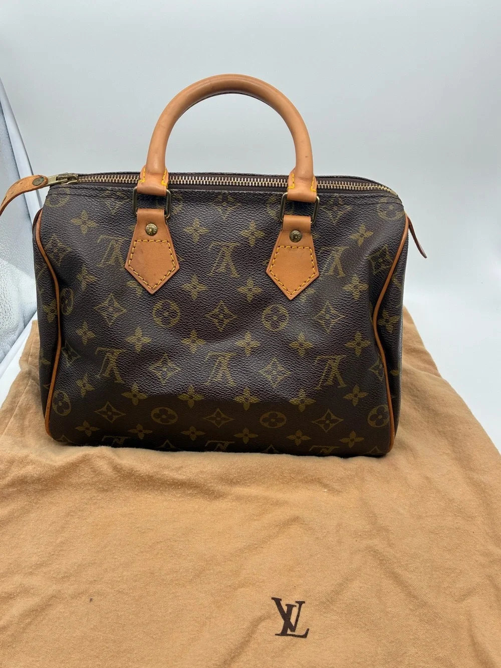 Louis Vuitton Monogram speedy 25 bag with LV dust bag & lock & key discontinued